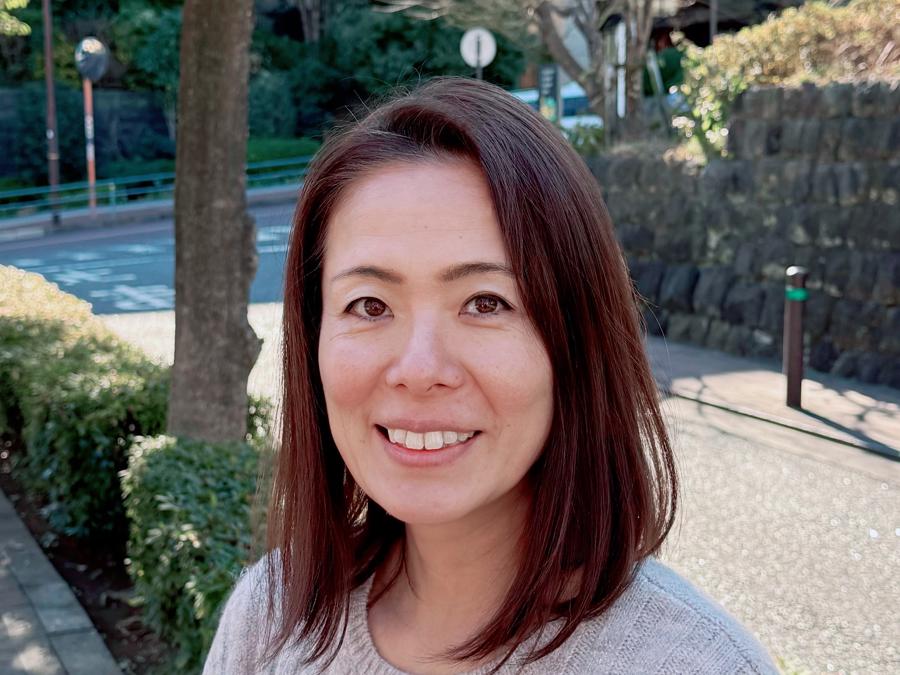 カメラに向かって微笑む人物