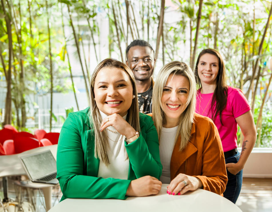 un groupe de personnes posant pour une photo