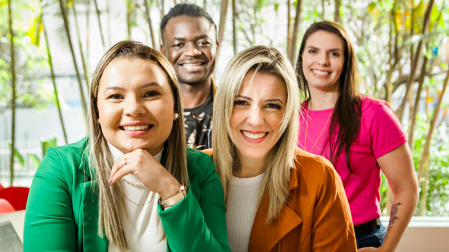 Eine Gruppe von Menschen, die für ein Foto posieren