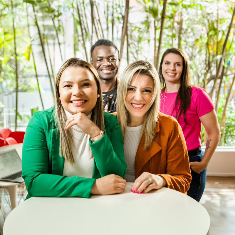 un groupe de personnes posant pour une photo