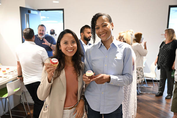 Un par de personas sosteniendo cupcakes