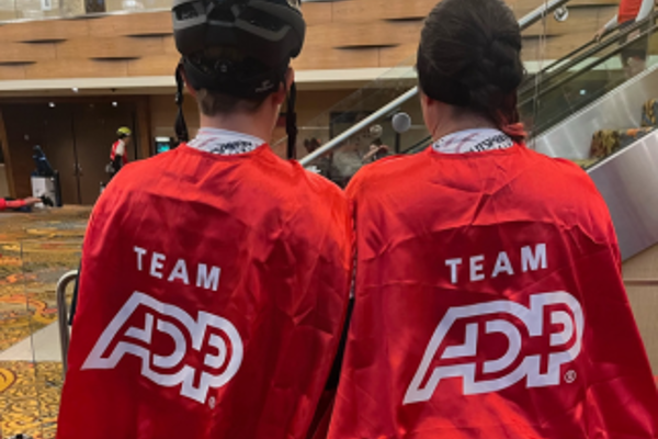 Un par de personas con camisas rojas