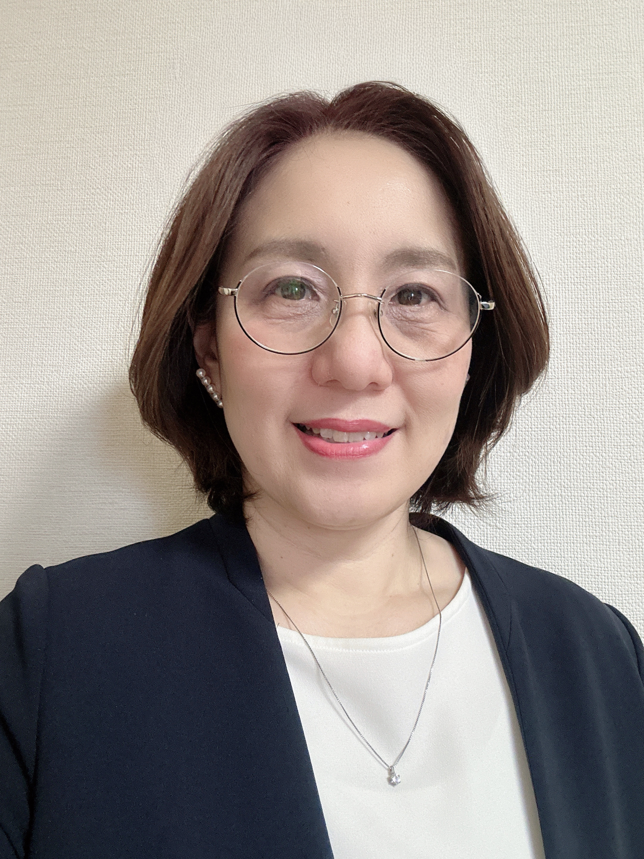 uma pessoa usando óculos e uma jaqueta preta