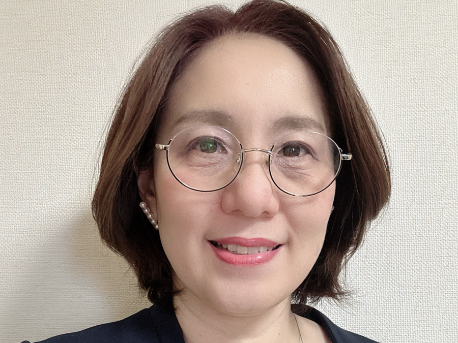 メガネと黒いジャケットを着た人