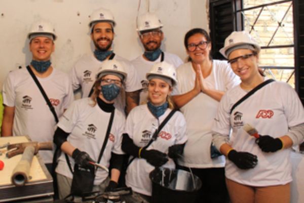 Un grupo de personas con camisas blancas y cascos blancos