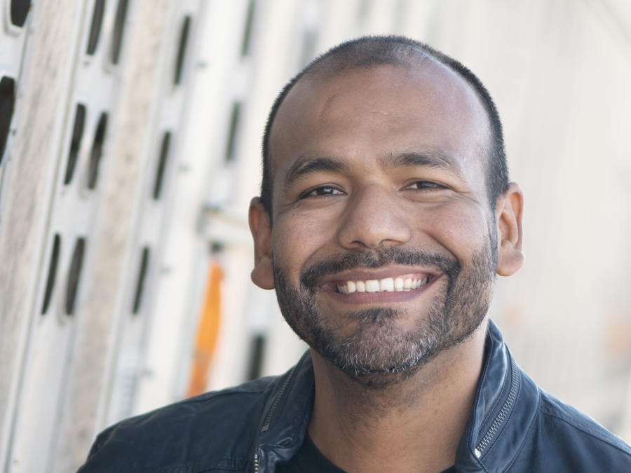 une personne souriant à la caméra