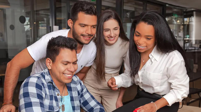 Eine Gruppe von Menschen, die auf einen Laptop schauen