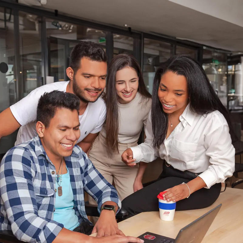 un groupe de personnes regardant un ordinateur portable