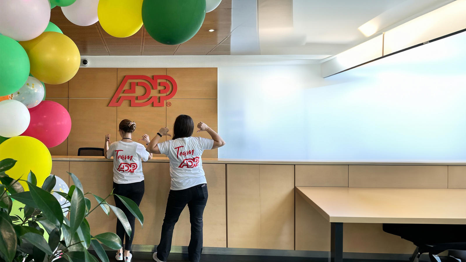 deux femmes debout devant un tableau blanc
