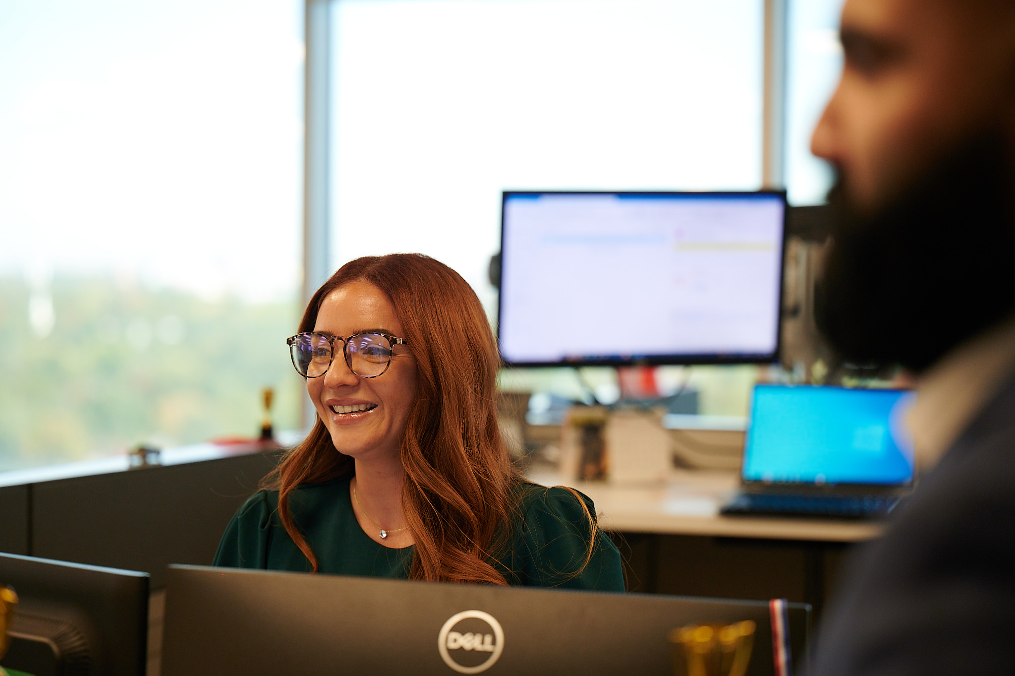 Eine Person, die einen Computer anlächelt