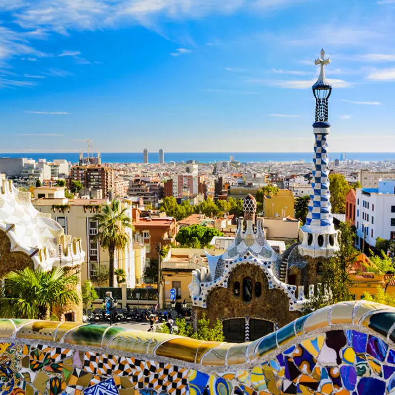 Parque Güell con un cielo azul