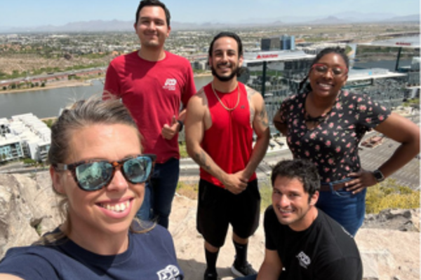Un grupo de personas posando para una foto