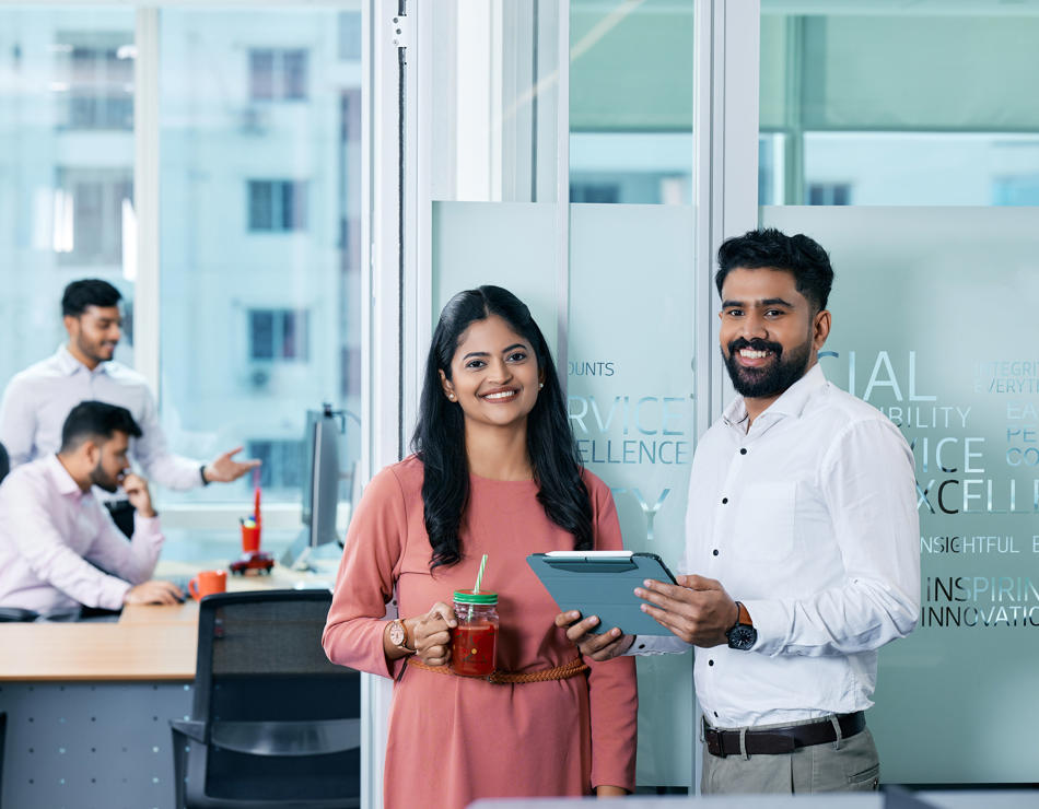 uma pessoa e uma pessoa em pé em um escritório