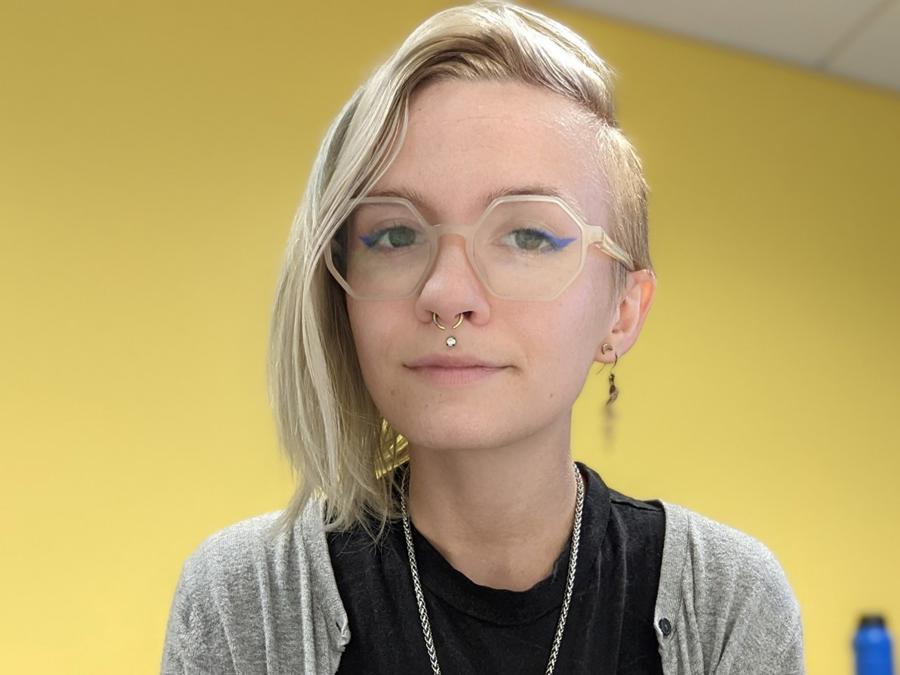 une personne avec un perçage du nez et des lunettes