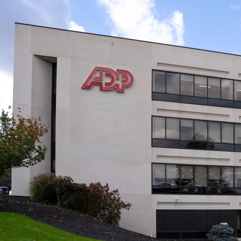 un bâtiment avec un logo sur le côté