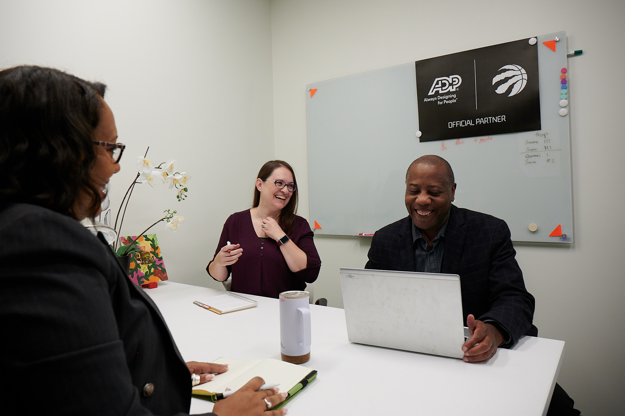 Eine Gruppe von Menschen, die an einem Tisch sitzen