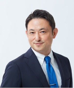 uma pessoa de terno e gravata