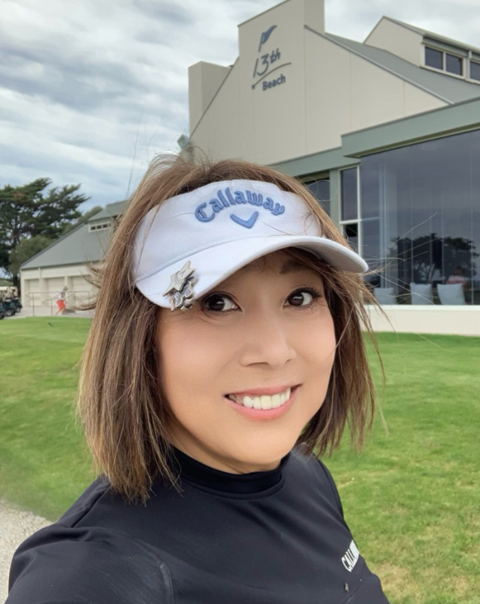 Uma pessoa tirando uma selfie